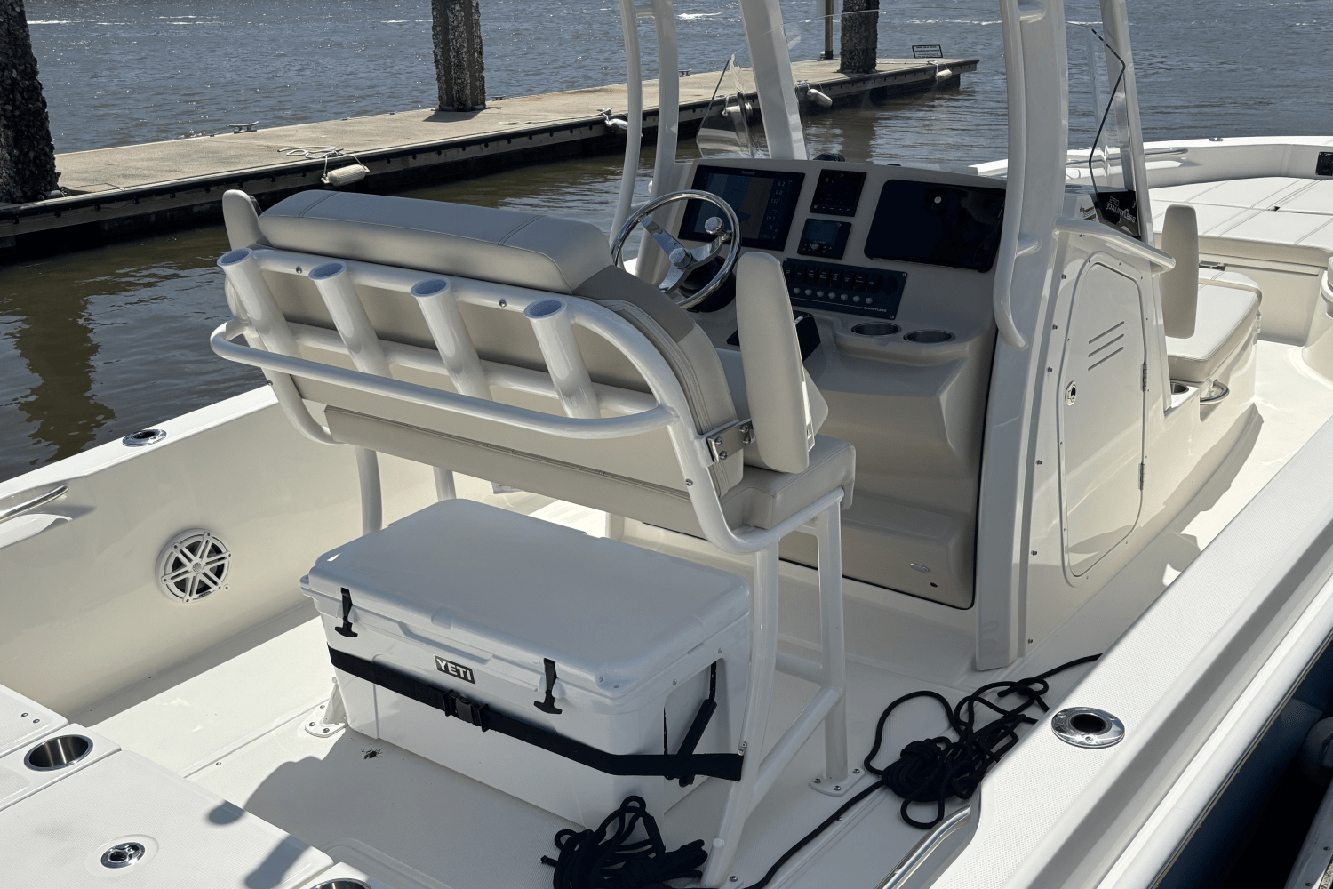 Slide: The Image of Boston Whaler 250 Dauntless 2025 - 5