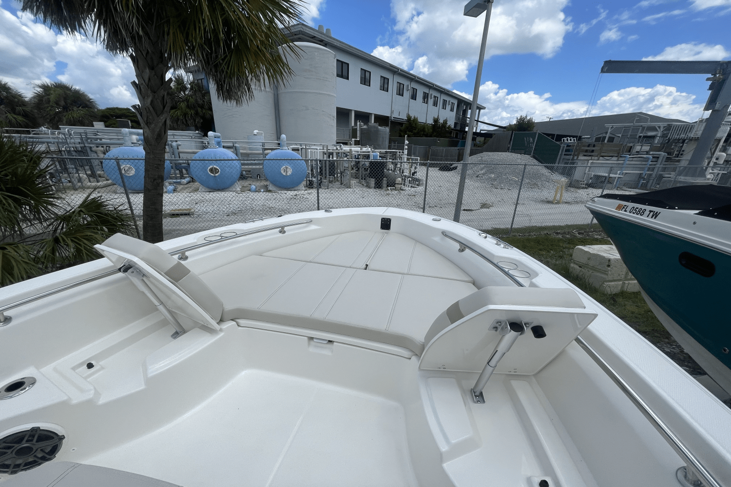 Slide: The Image of Boston Whaler 250 Dauntless 2025 - 6