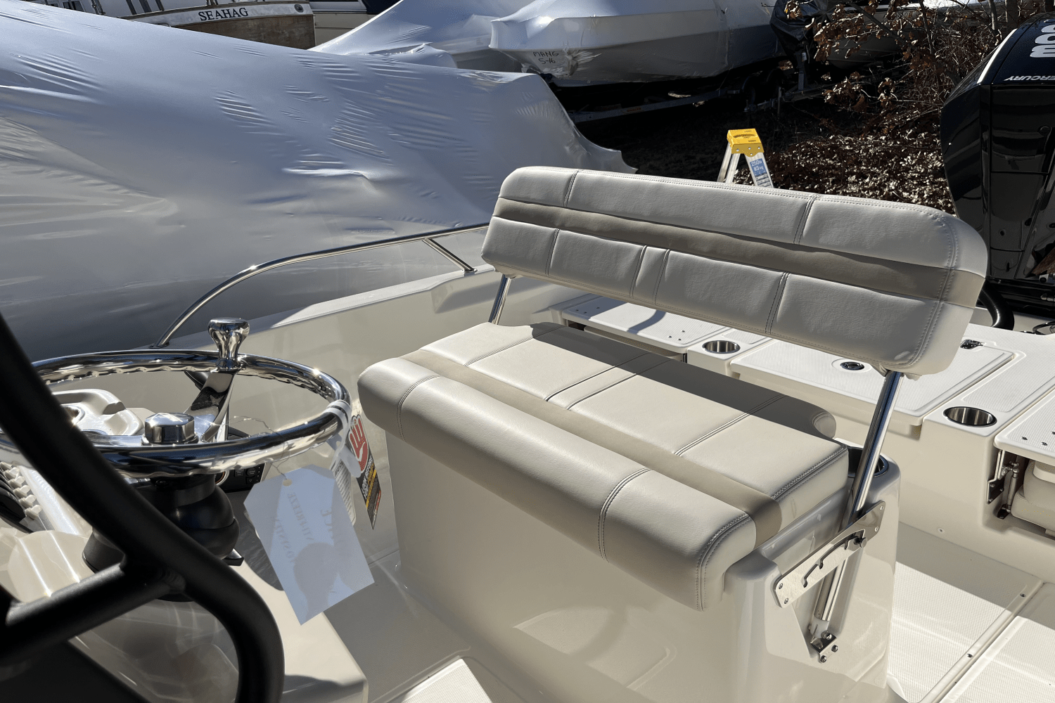 Slide: The Image of Boston Whaler 250 Dauntless 2025 - 6
