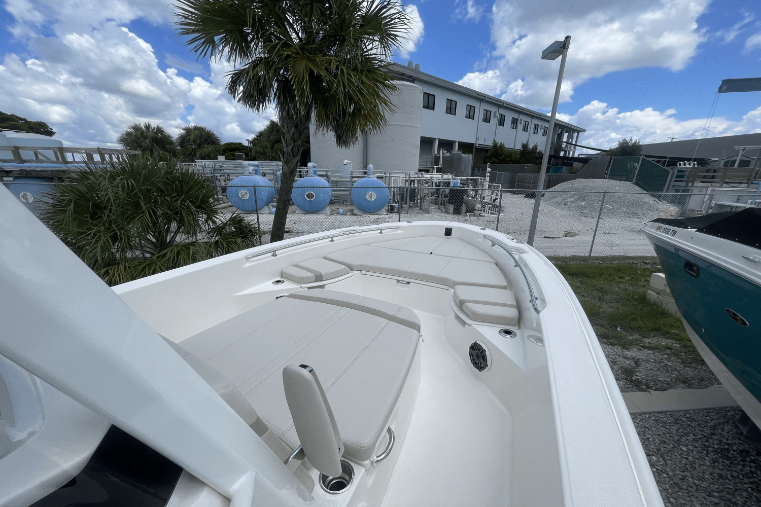 Slide: The Image of Boston Whaler 250 Dauntless 2025 - 7