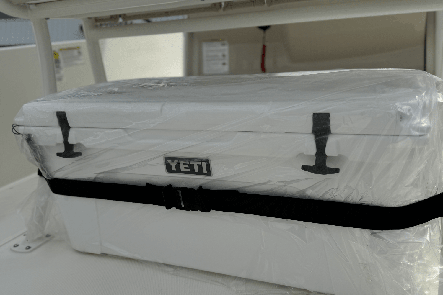 Slide: The Image of Boston Whaler 250 Dauntless 2025 - 7