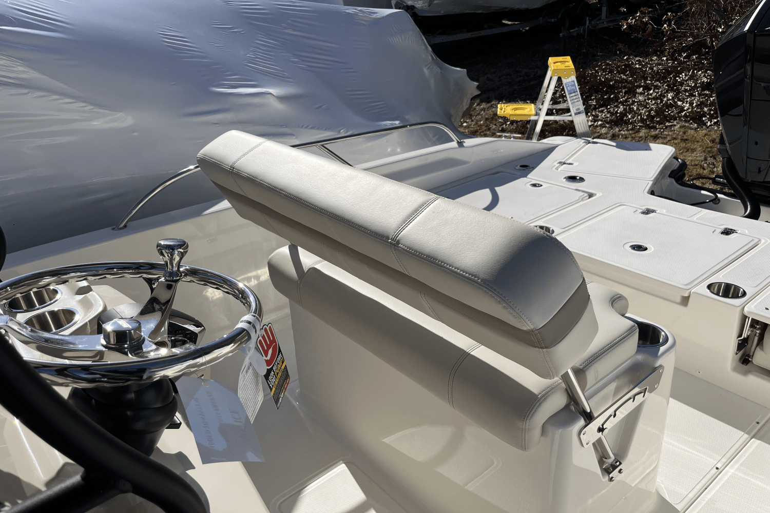 Slide: The Image of Boston Whaler 250 Dauntless 2025 - 7