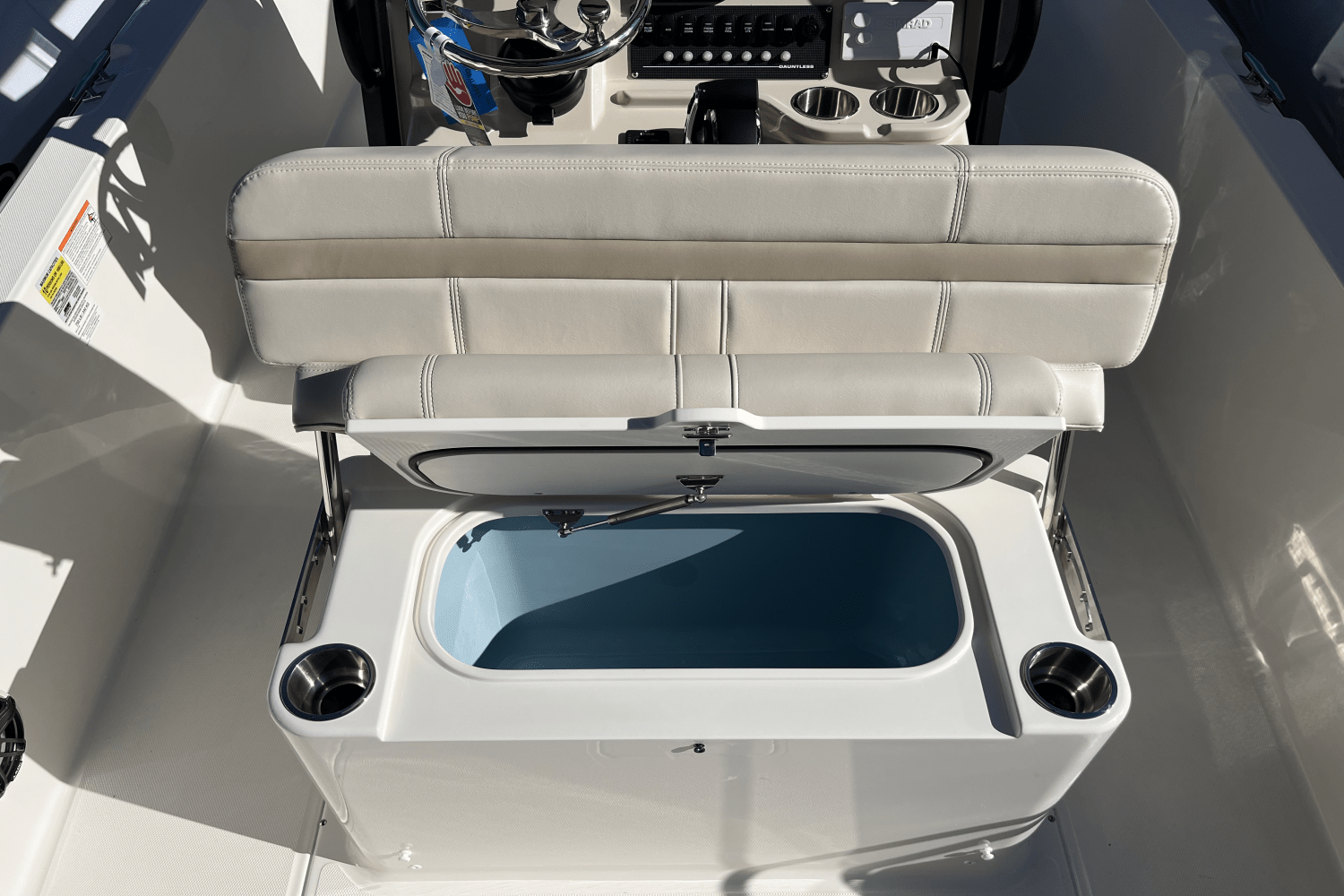 Slide: The Image of Boston Whaler 250 Dauntless 2025 - 8