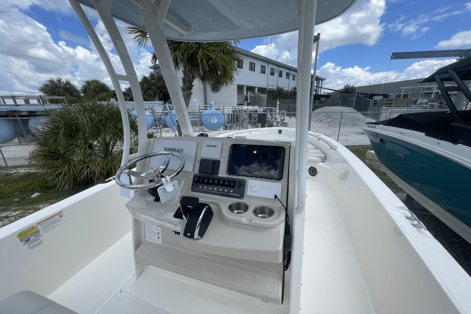 Slide: The Image of Boston Whaler 250 Dauntless 2025 - 9