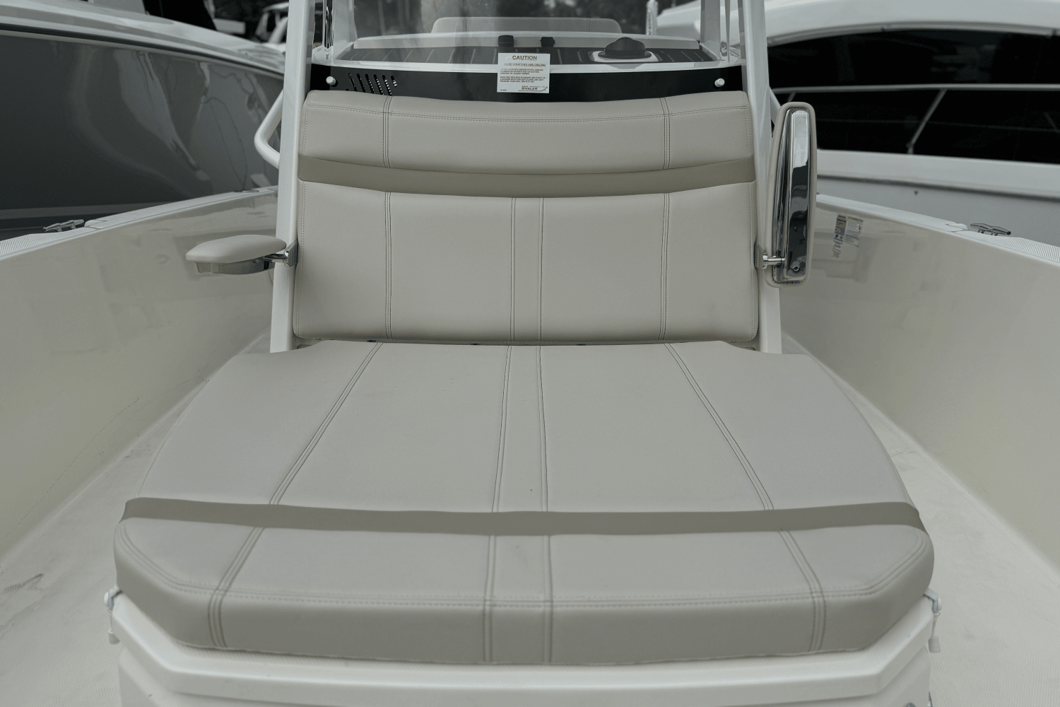 Slide: The Image of Boston Whaler 250 Dauntless 2025 - 9