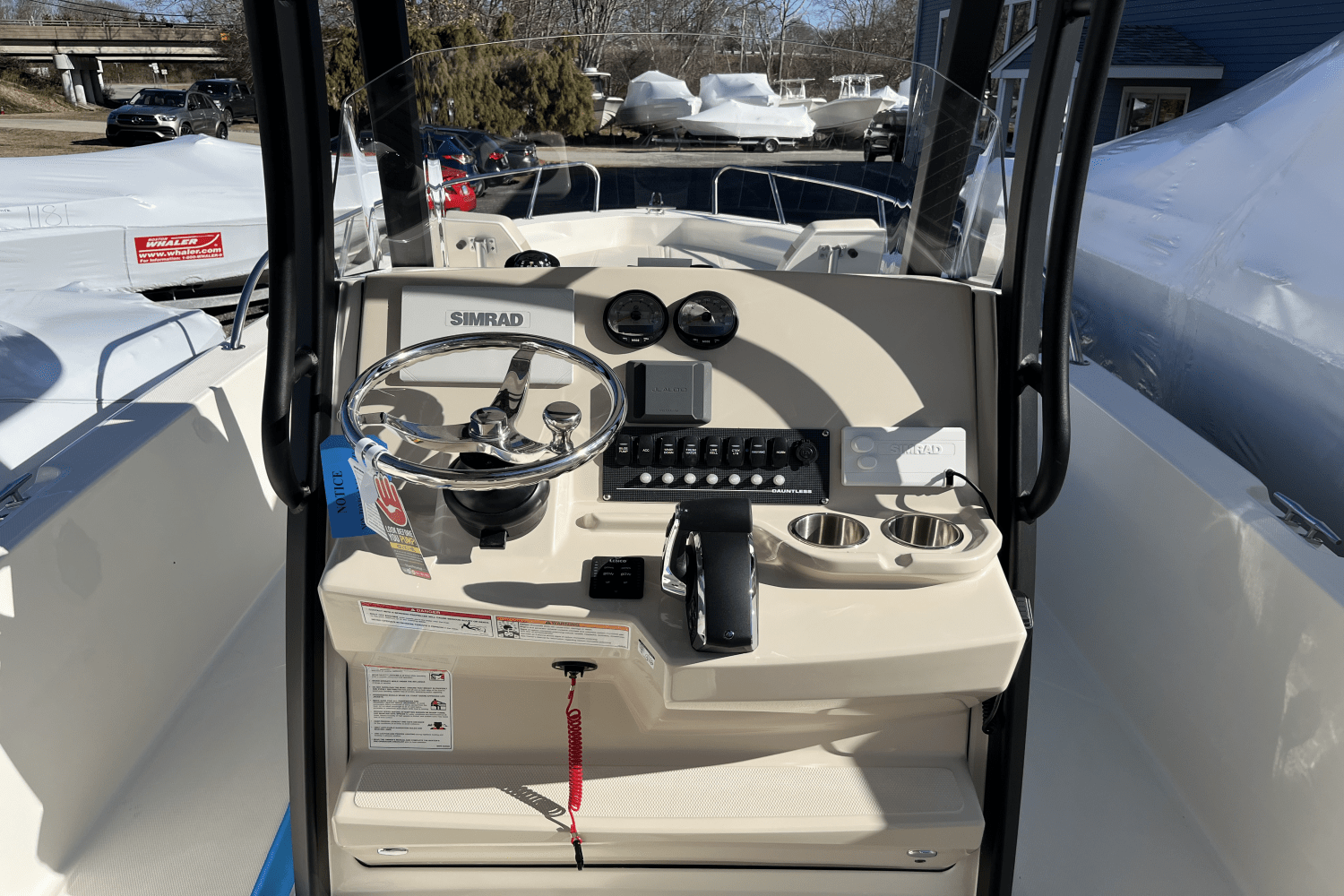 Slide: The Image of Boston Whaler 250 Dauntless 2025 - 9