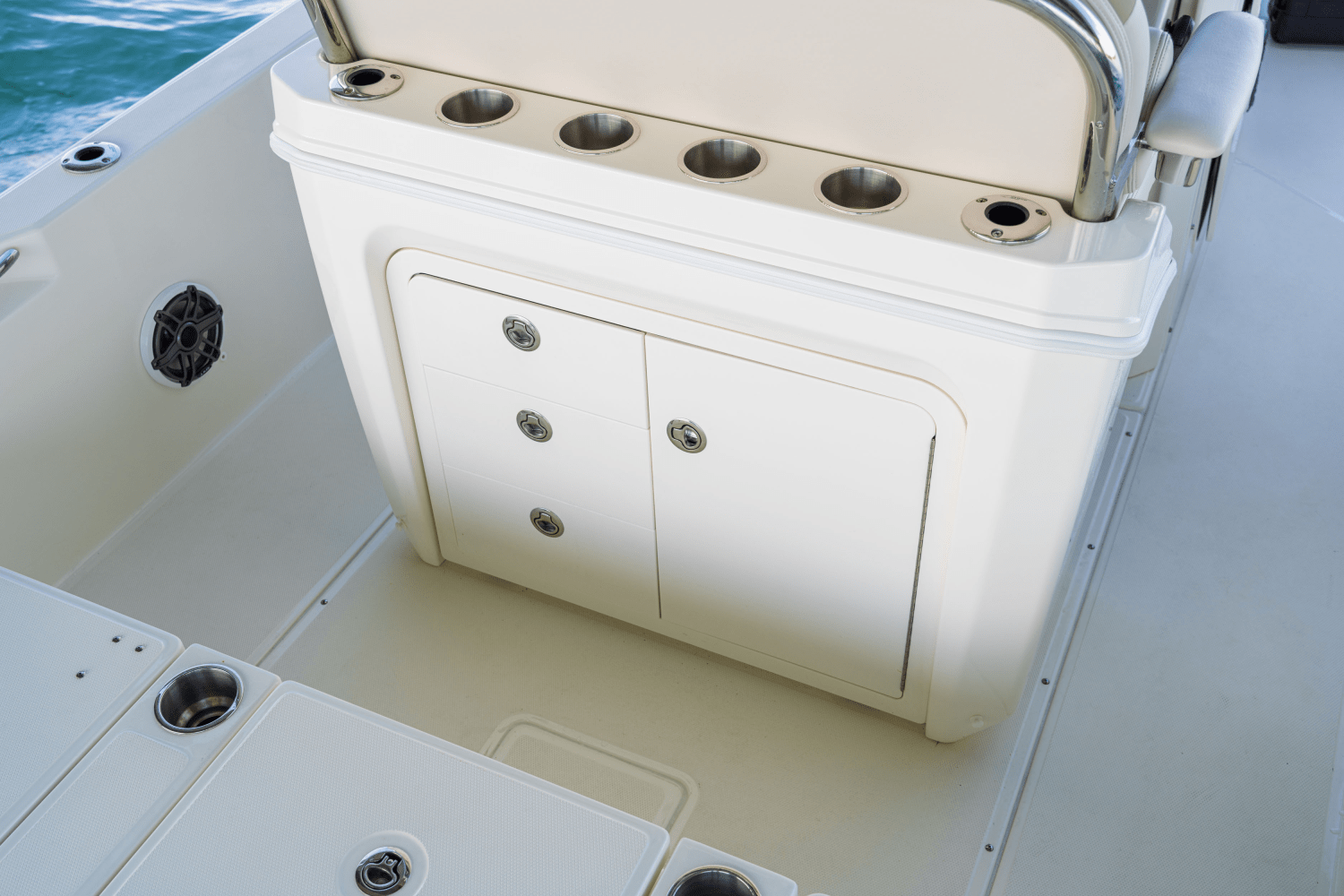 Slide: The Image of Boston Whaler 250 Dauntless 2026 - 45