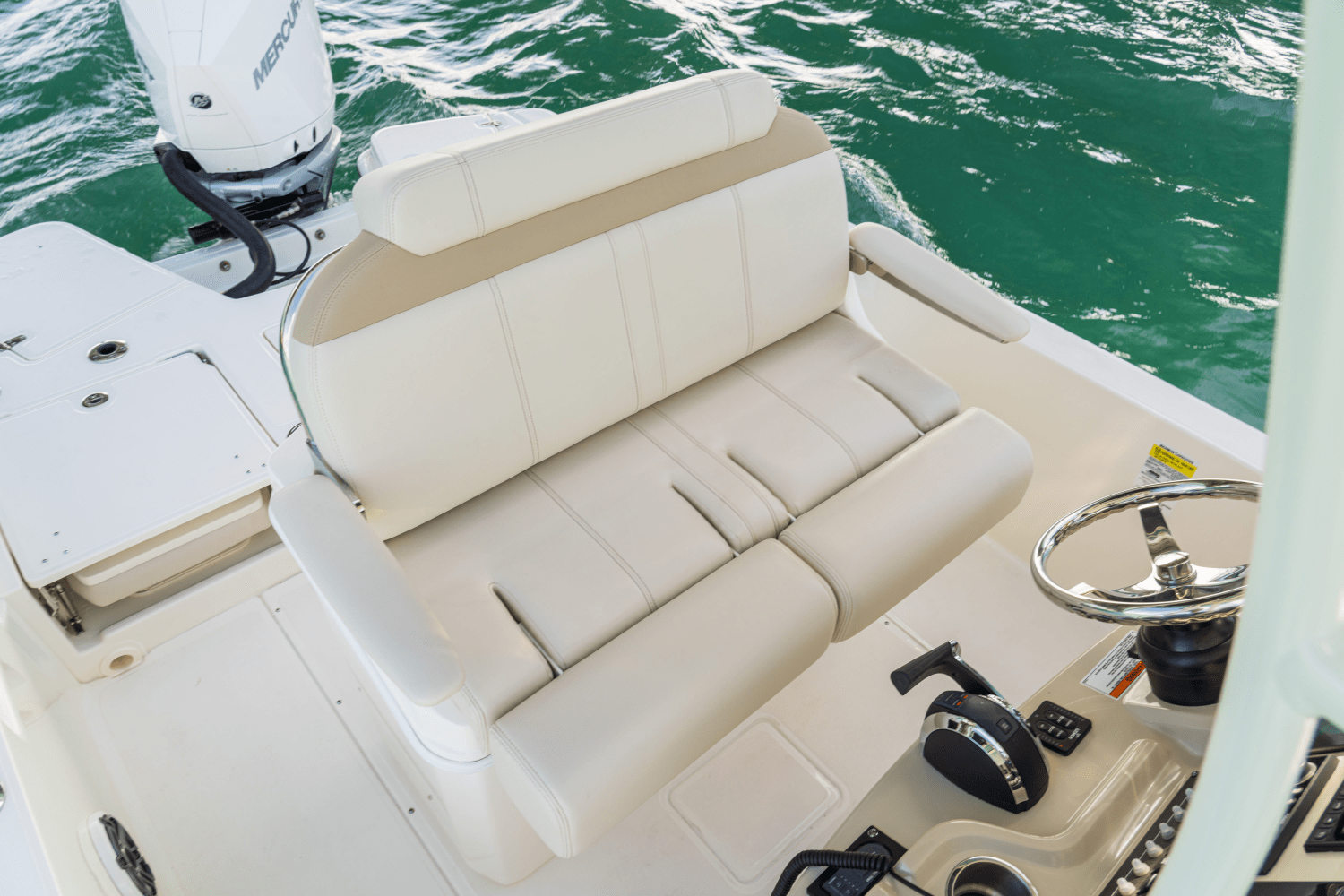 Slide: The Image of Boston Whaler 250 Dauntless 2026 - 53