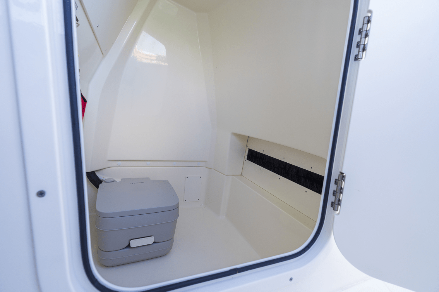 Slide: The Image of Boston Whaler 250 Dauntless 2026 - 55