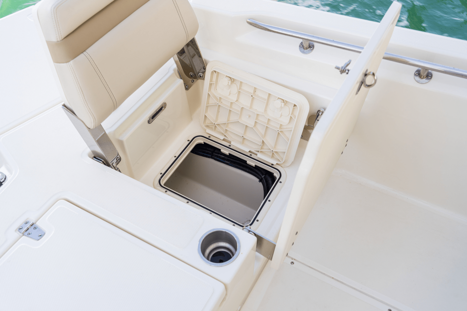 Slide: The Image of Boston Whaler 250 Dauntless 2026 - 59