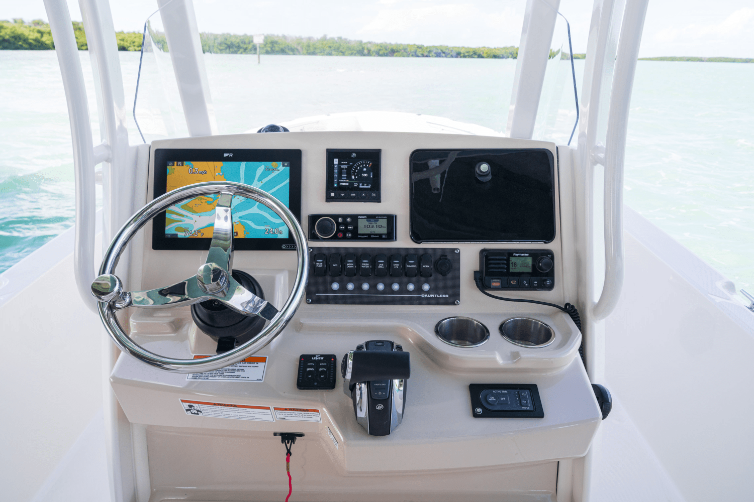 Slide: The Image of Boston Whaler 250 Dauntless 2026 - 60