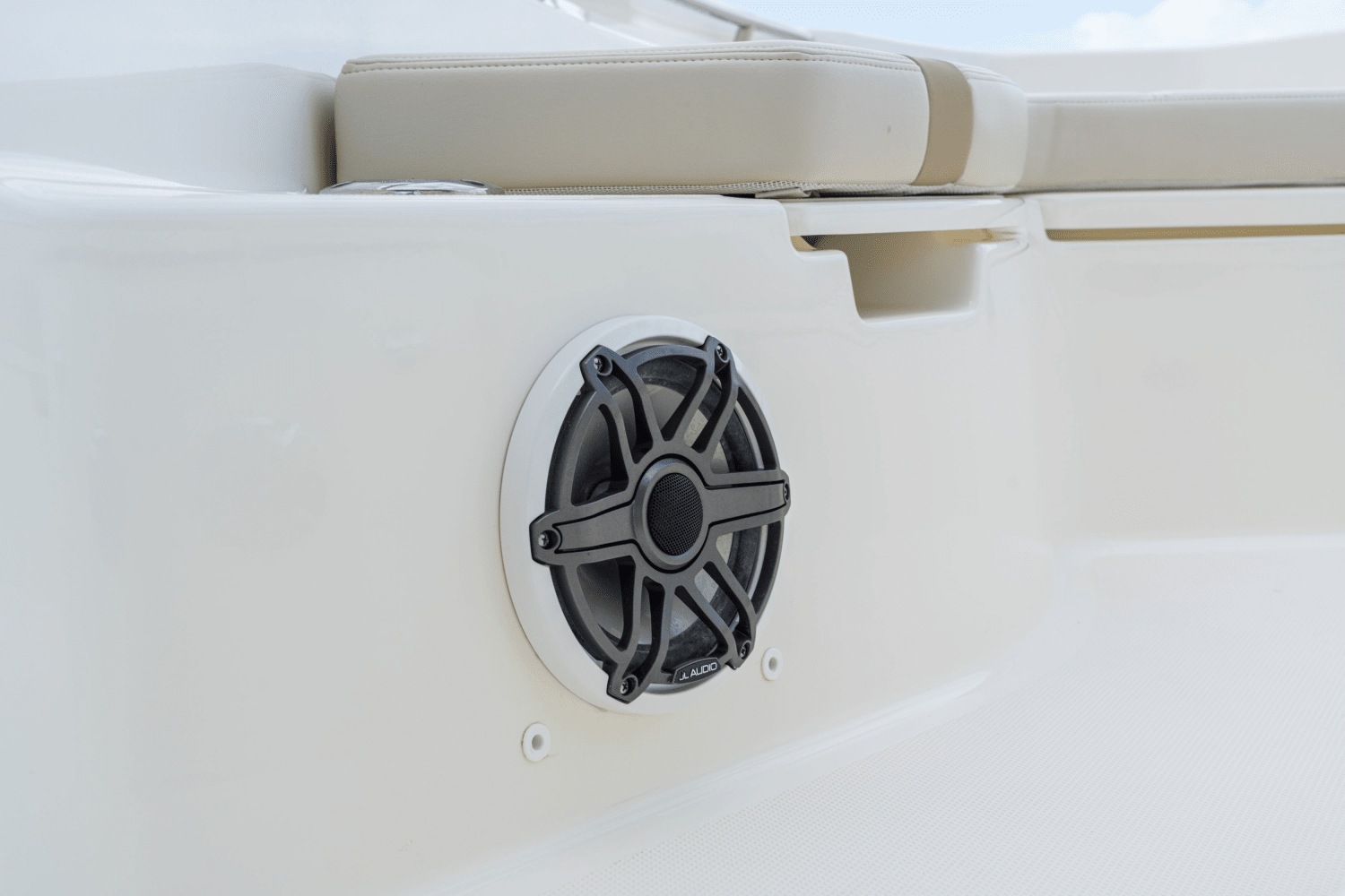 Slide: The Image of Boston Whaler 250 Dauntless 2026 - 63