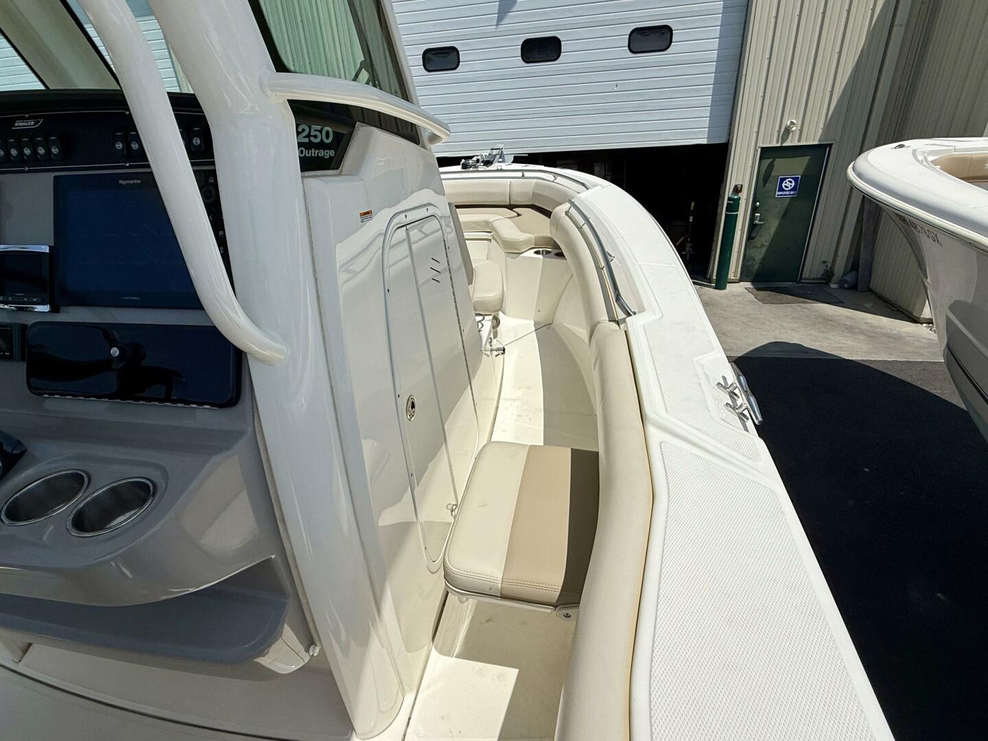 Slide: The Image of Boston Whaler 250 Outrage 2017 - 5503459