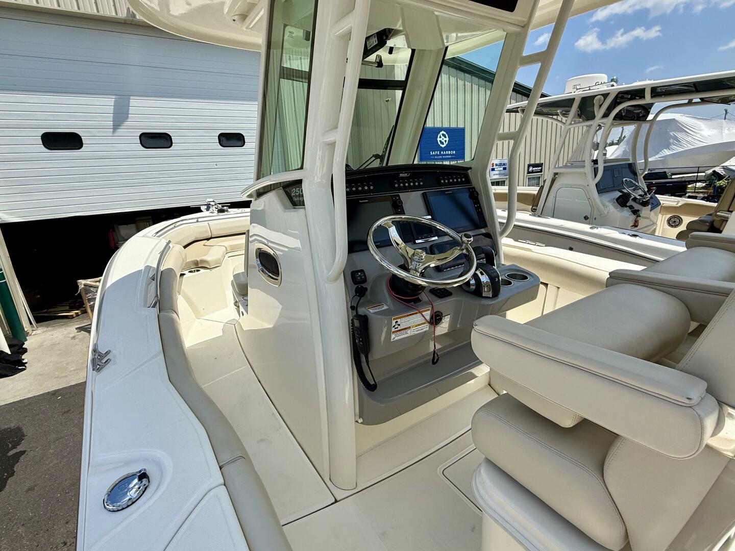 Slide: The Image of Boston Whaler 250 Outrage 2017 - 5503445
