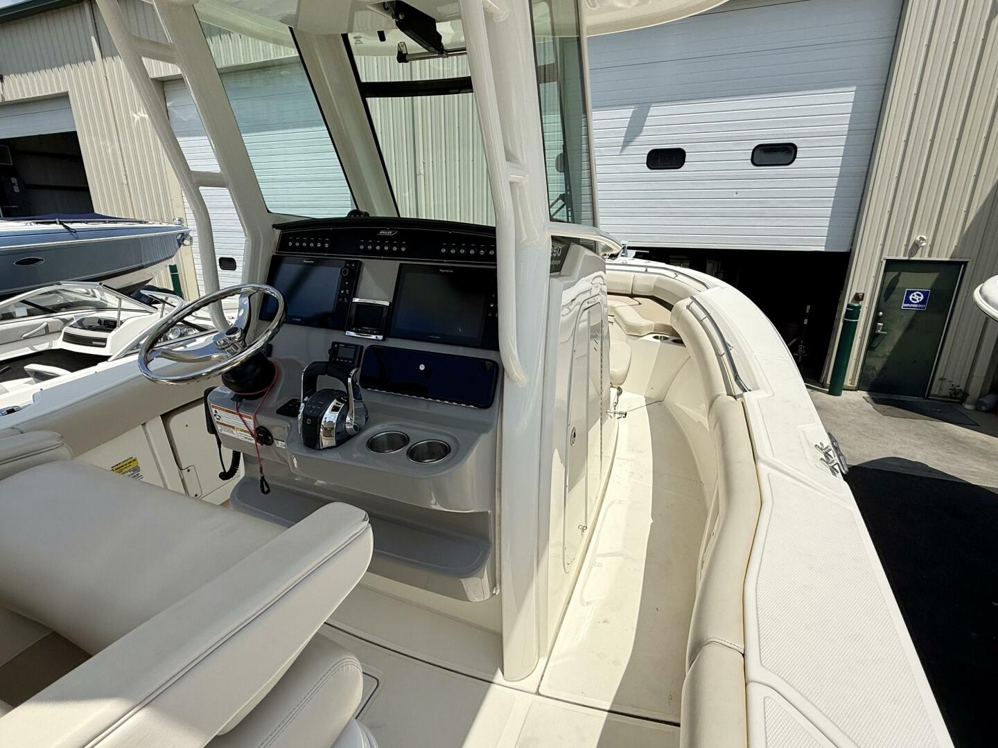 Slide: The Image of Boston Whaler 250 Outrage 2017 - 5503446