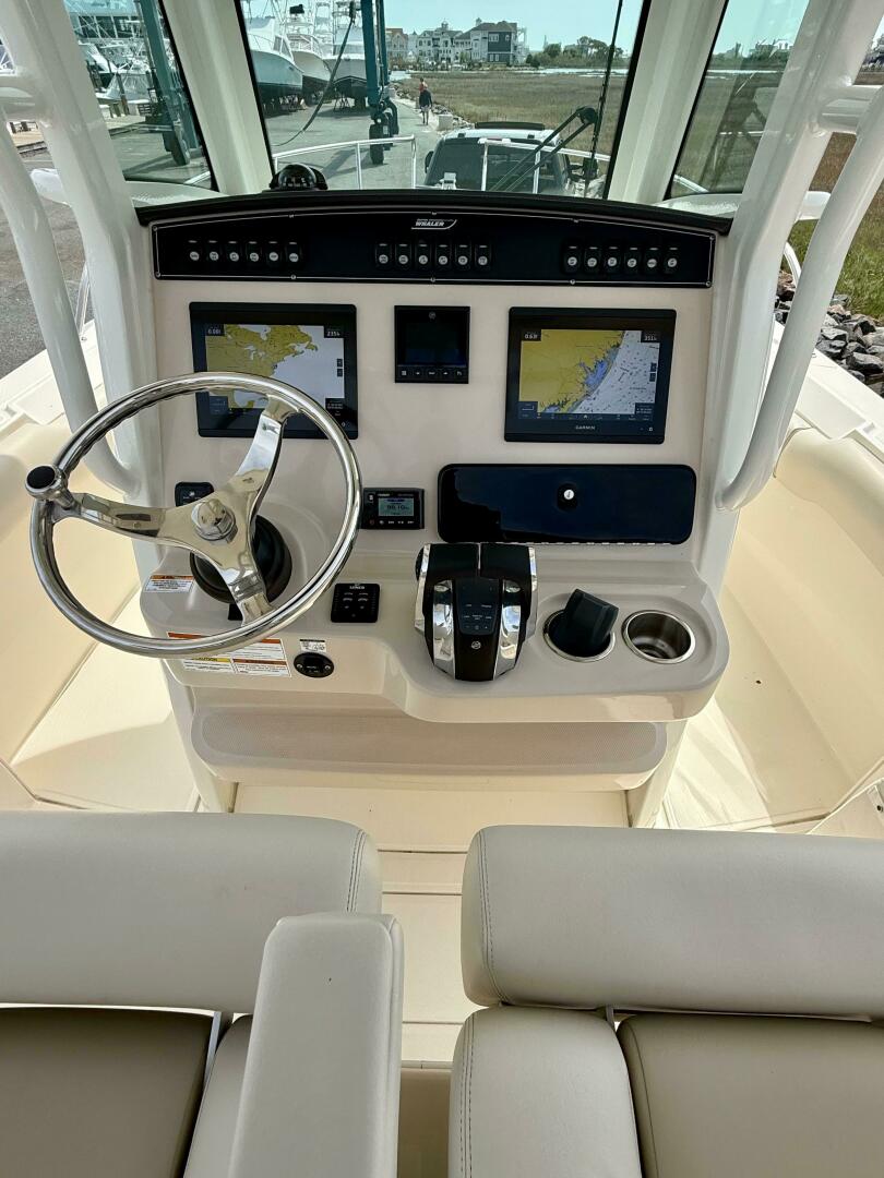 Slide: The Image of Boston Whaler 250 Outrage 2022 - 5279659