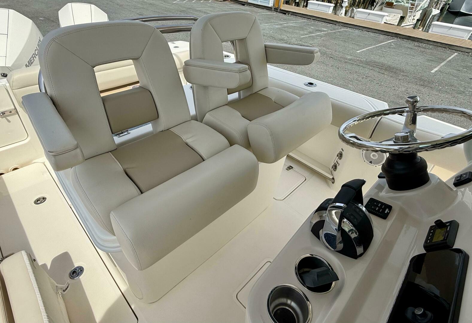 Slide: The Image of Boston Whaler 250 Outrage 2022 - 5279681