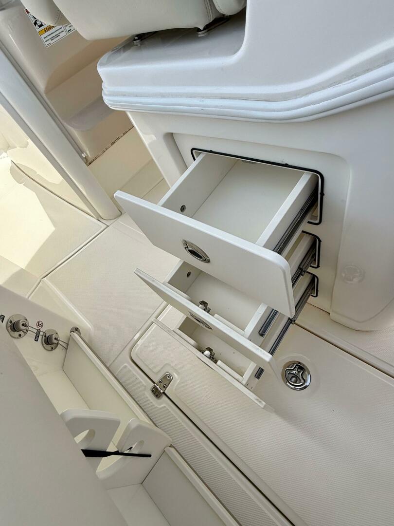 Slide: The Image of Boston Whaler 250 Outrage 2022 - 5279697