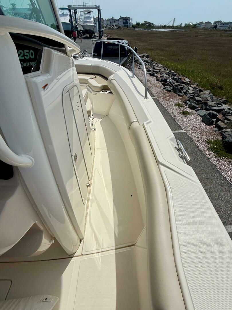 Slide: The Image of Boston Whaler 250 Outrage 2022 - 5279701