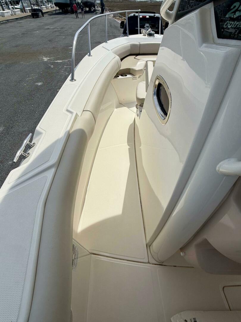 Slide: The Image of Boston Whaler 250 Outrage 2022 - 5279702