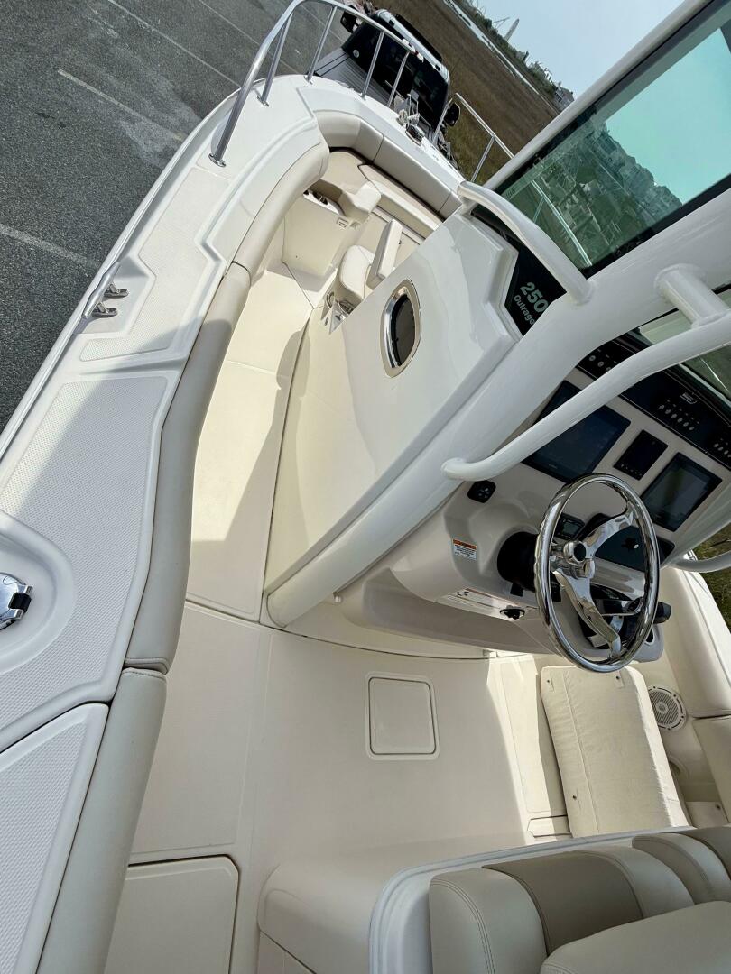 Slide: The Image of Boston Whaler 250 Outrage 2022 - 5279703