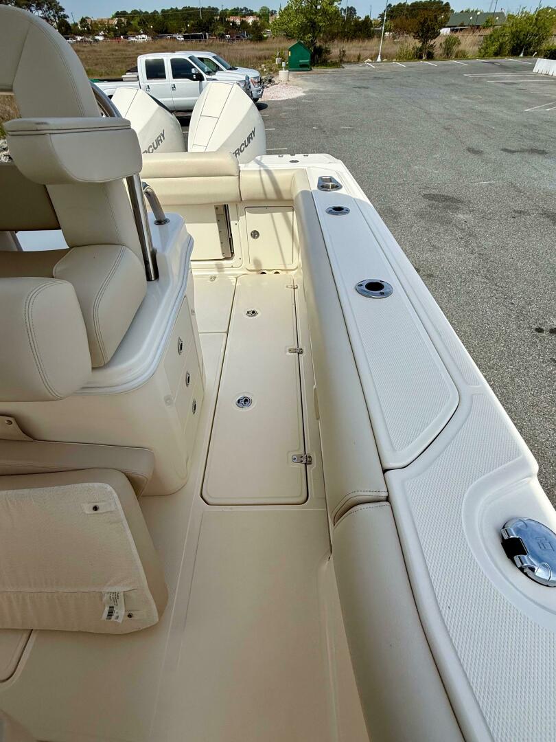 Slide: The Image of Boston Whaler 250 Outrage 2022 - 5279704