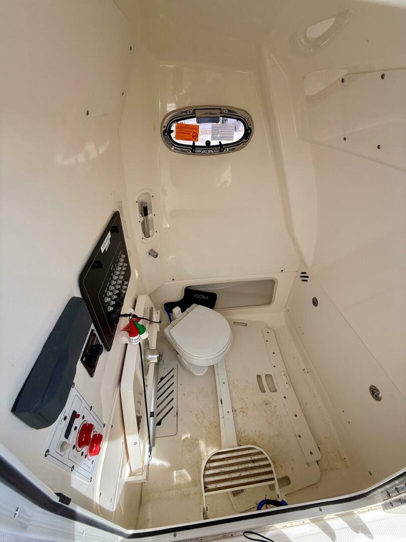 Slide: The Image of Boston Whaler 250 Outrage 2022 - 5279706