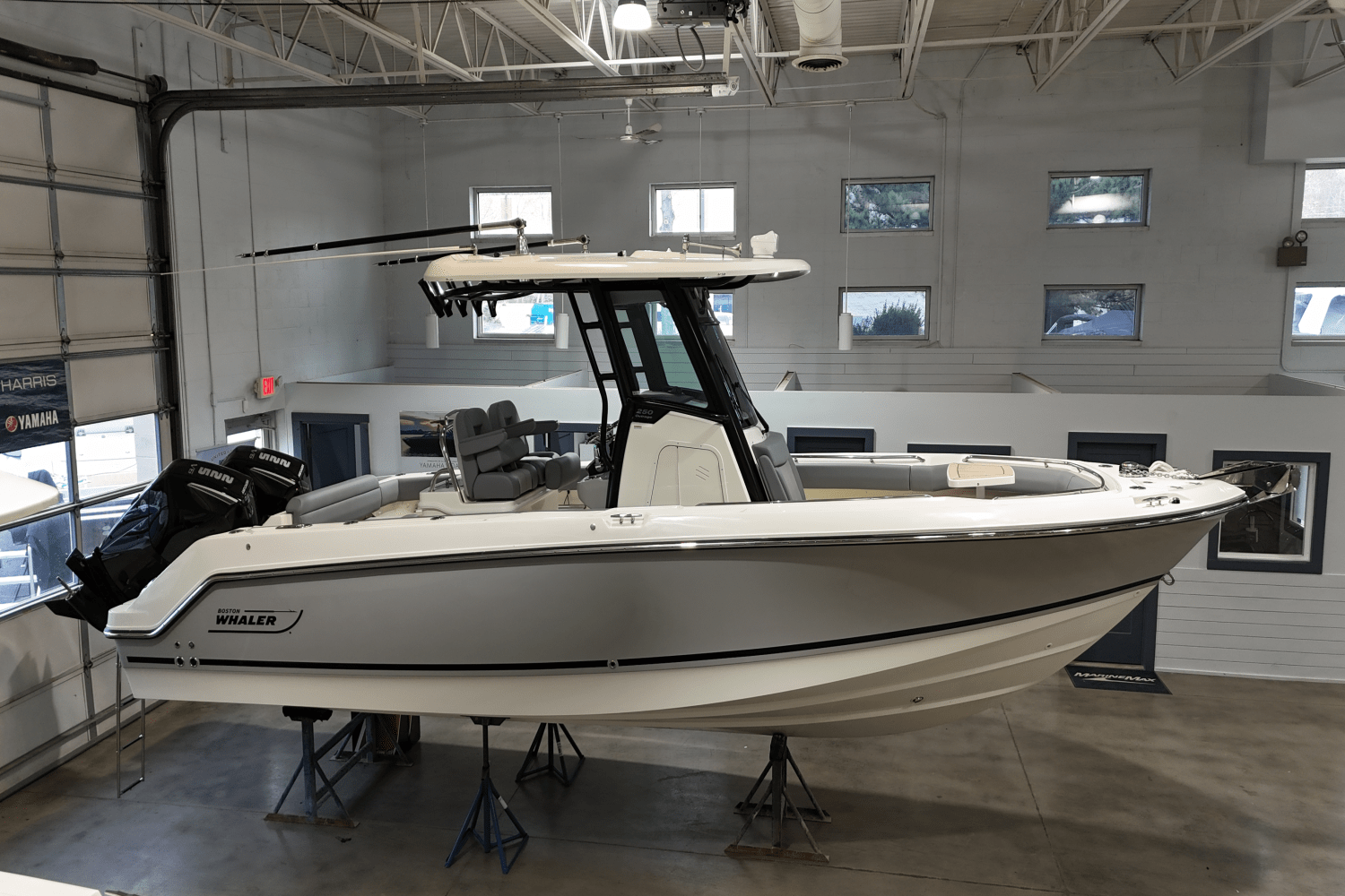 Slide: The Image of Boston Whaler 250 Outrage 2025 - 0