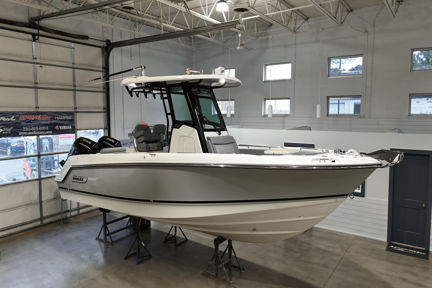 Slide: The Image of Boston Whaler 250 Outrage 2025 - 1