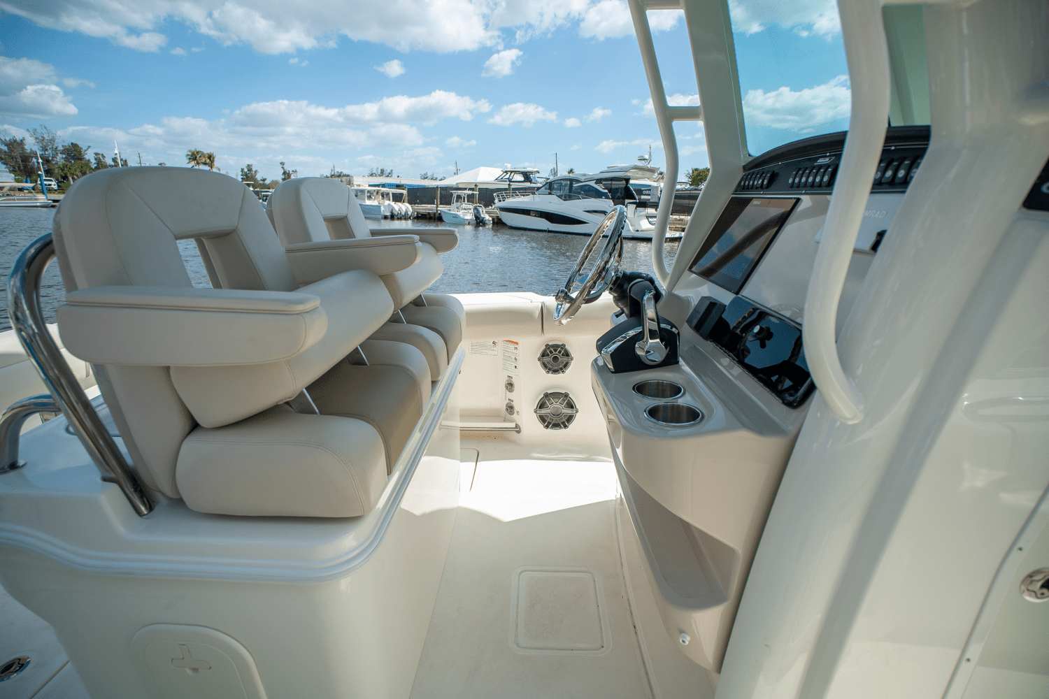 Slide: The Image of Boston Whaler 250 Outrage 2025 - 10