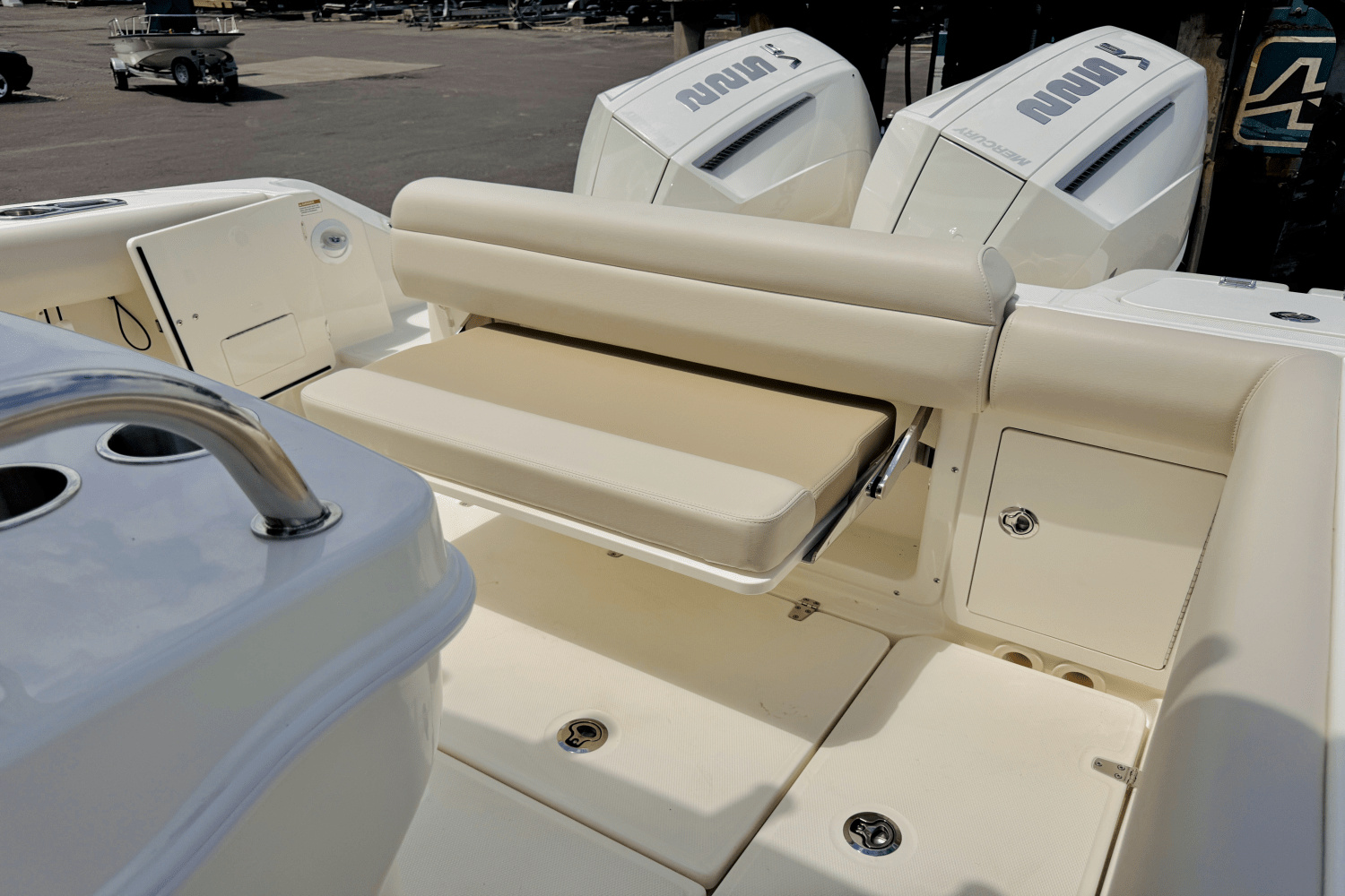 Slide: The Image of Boston Whaler 250 Outrage 2025 - 10