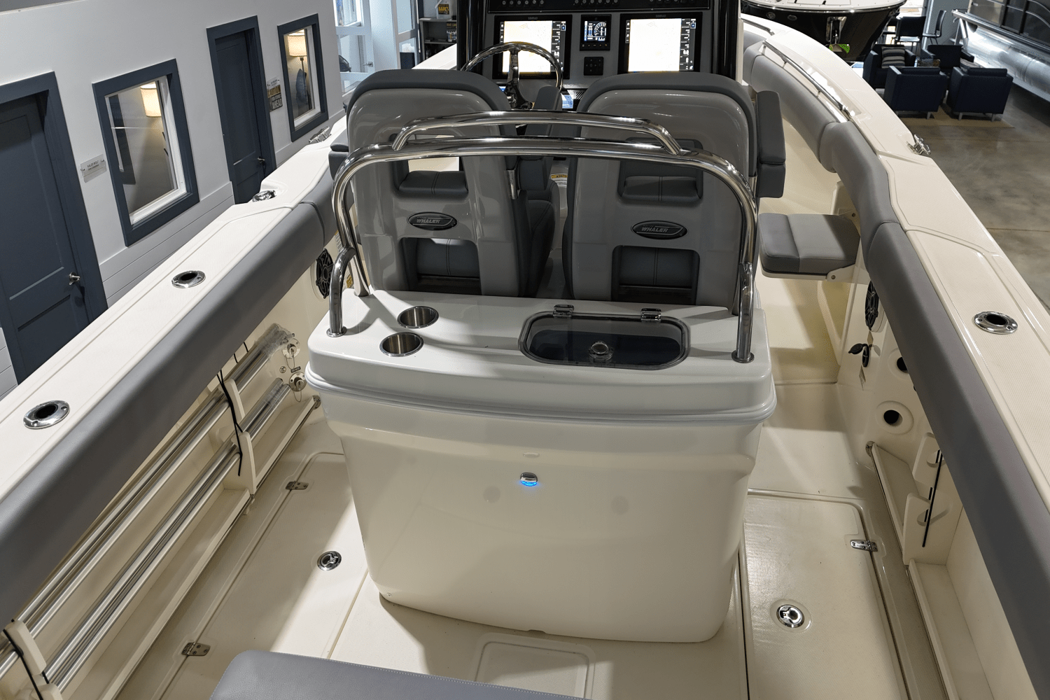 Slide: The Image of Boston Whaler 250 Outrage 2025 - 10