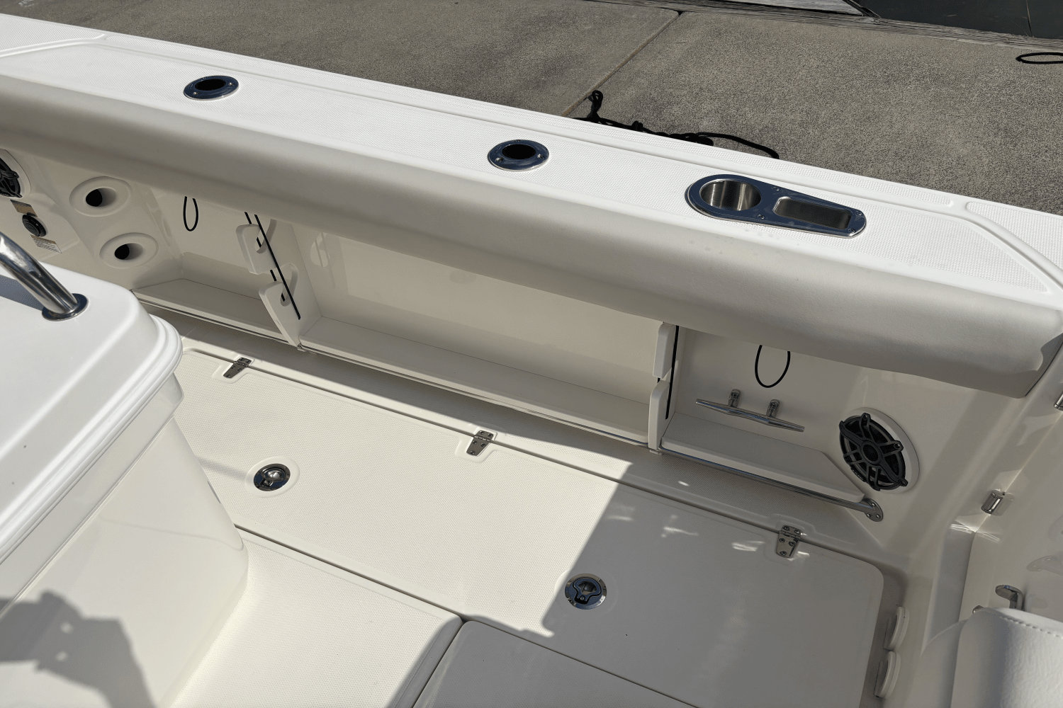 Slide: The Image of Boston Whaler 250 Outrage 2025 - 10