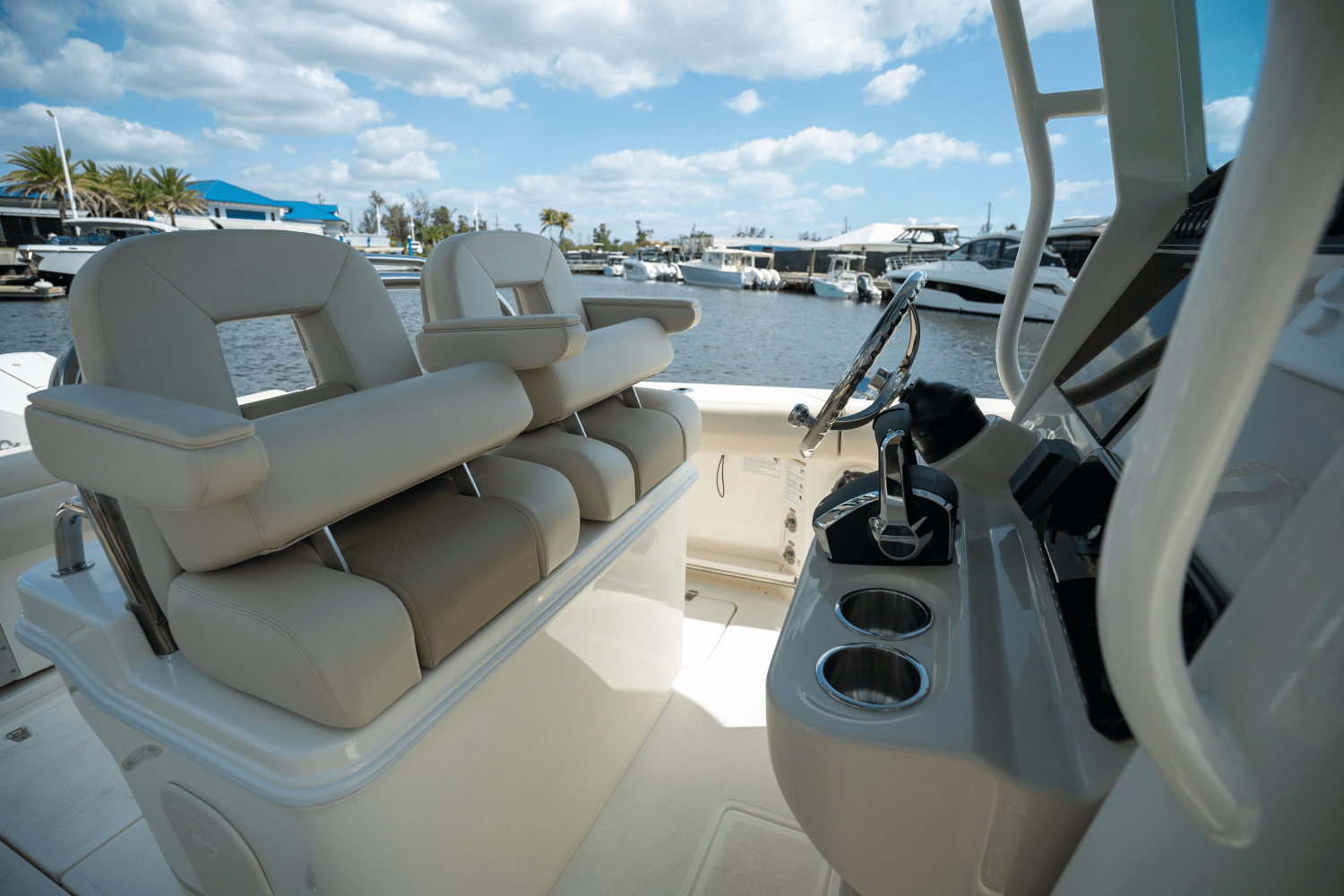 Slide: The Image of Boston Whaler 250 Outrage 2025 - 11