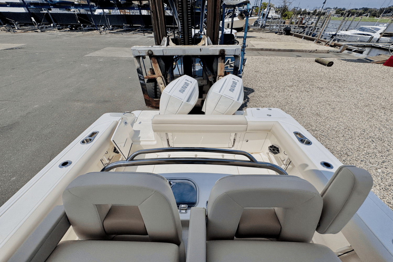 Slide: The Image of Boston Whaler 250 Outrage 2025 - 11