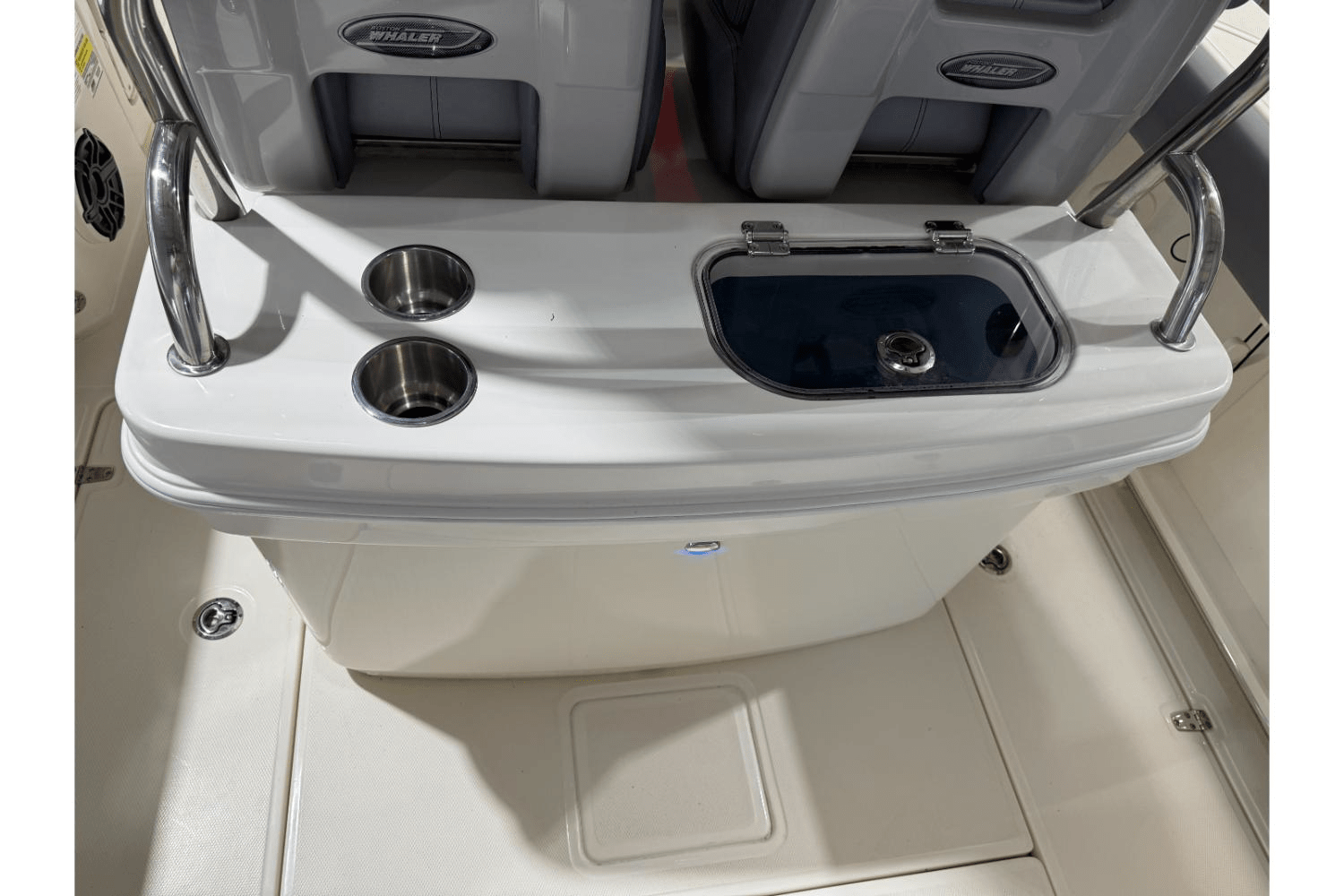 Slide: The Image of Boston Whaler 250 Outrage 2025 - 11