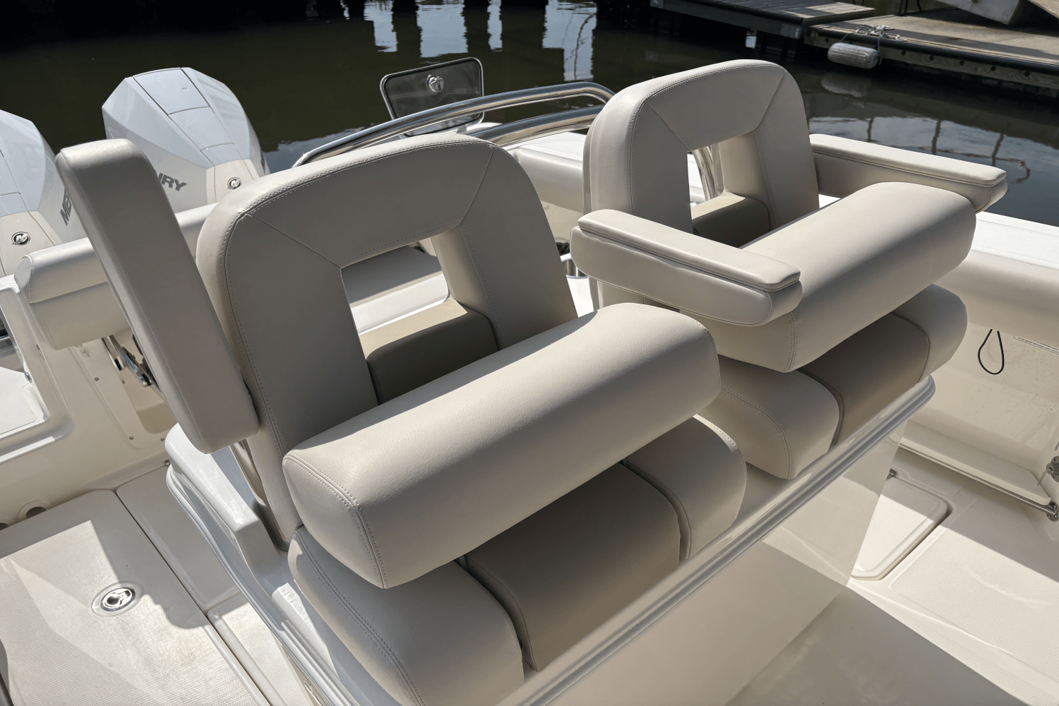 Slide: The Image of Boston Whaler 250 Outrage 2025 - 12