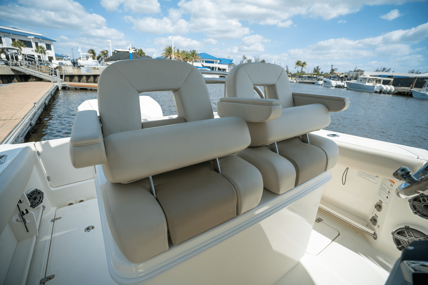 Slide: The Image of Boston Whaler 250 Outrage 2025 - 12