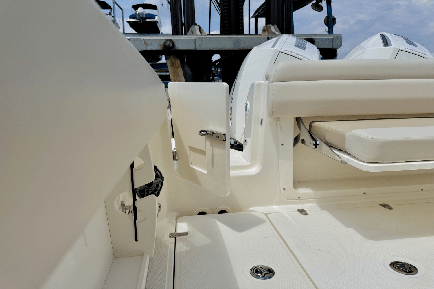 Slide: The Image of Boston Whaler 250 Outrage 2025 - 12