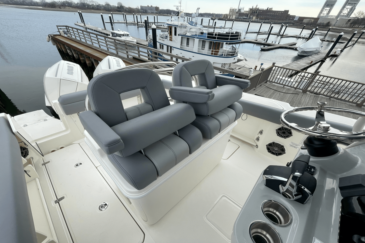 Slide: The Image of Boston Whaler 250 Outrage 2025 - 12