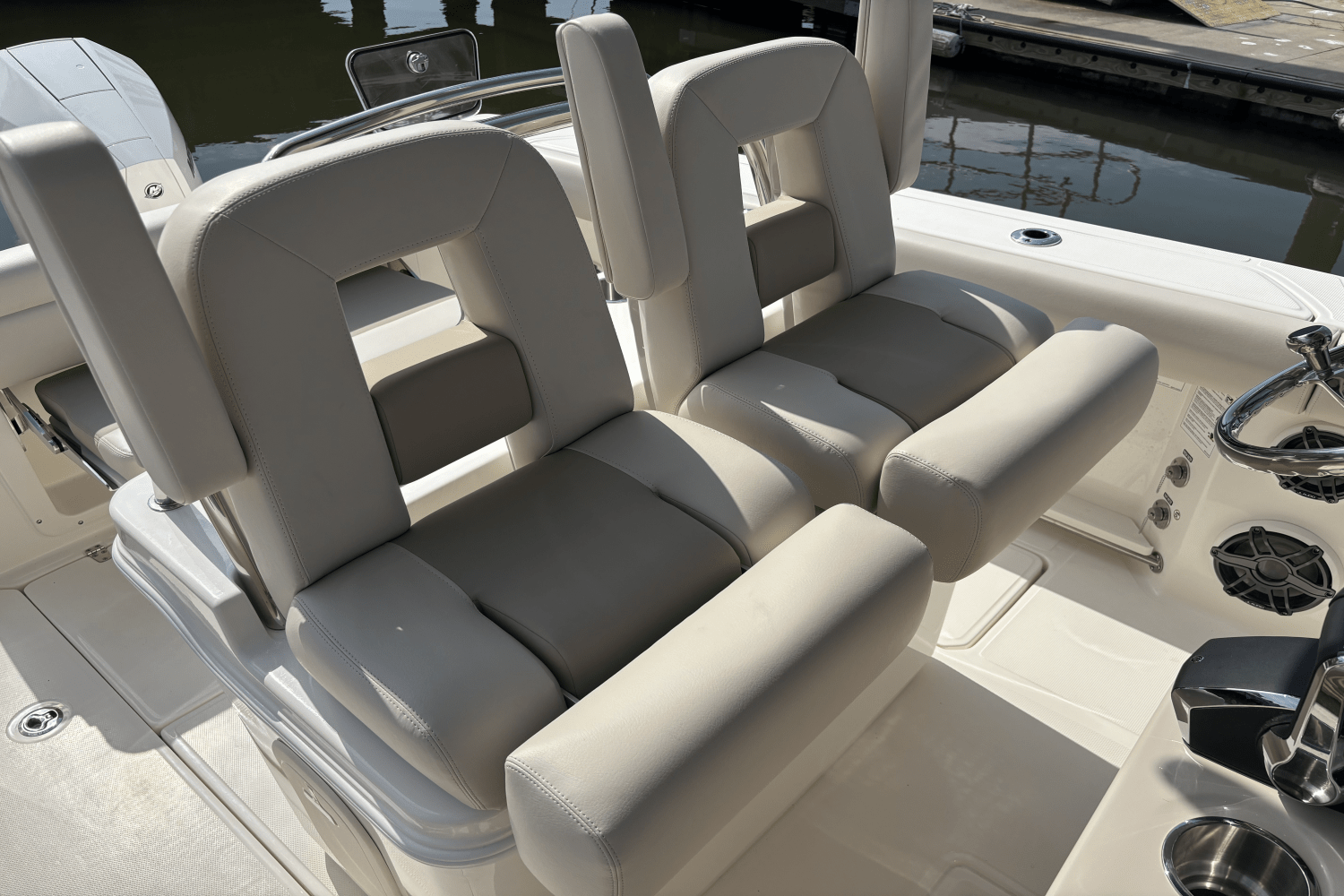 Slide: The Image of Boston Whaler 250 Outrage 2025 - 13