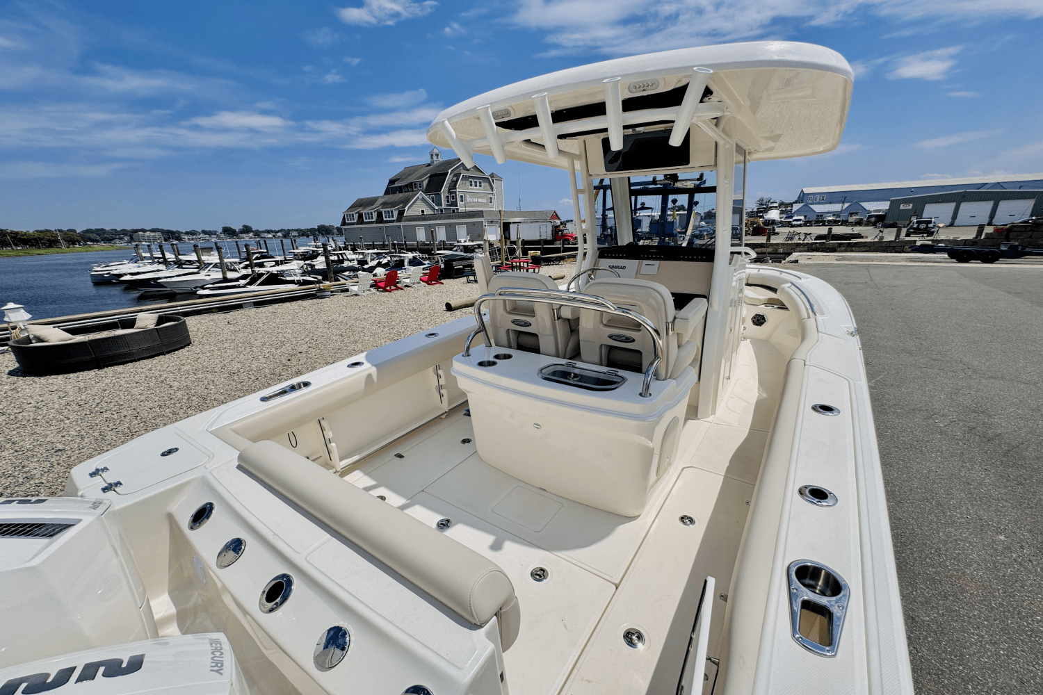 Slide: The Image of Boston Whaler 250 Outrage 2025 - 13