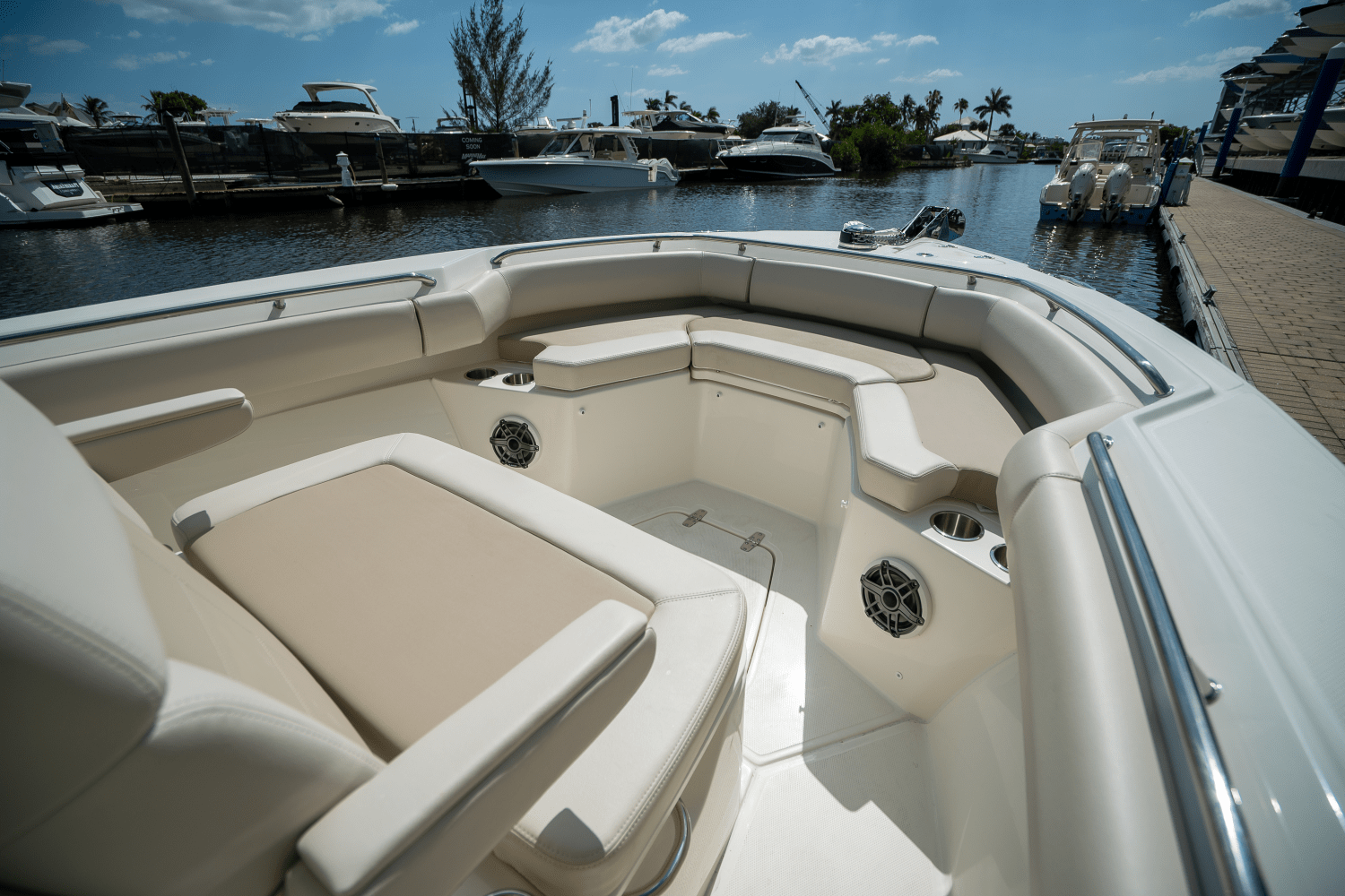 Slide: The Image of Boston Whaler 250 Outrage 2025 - 14