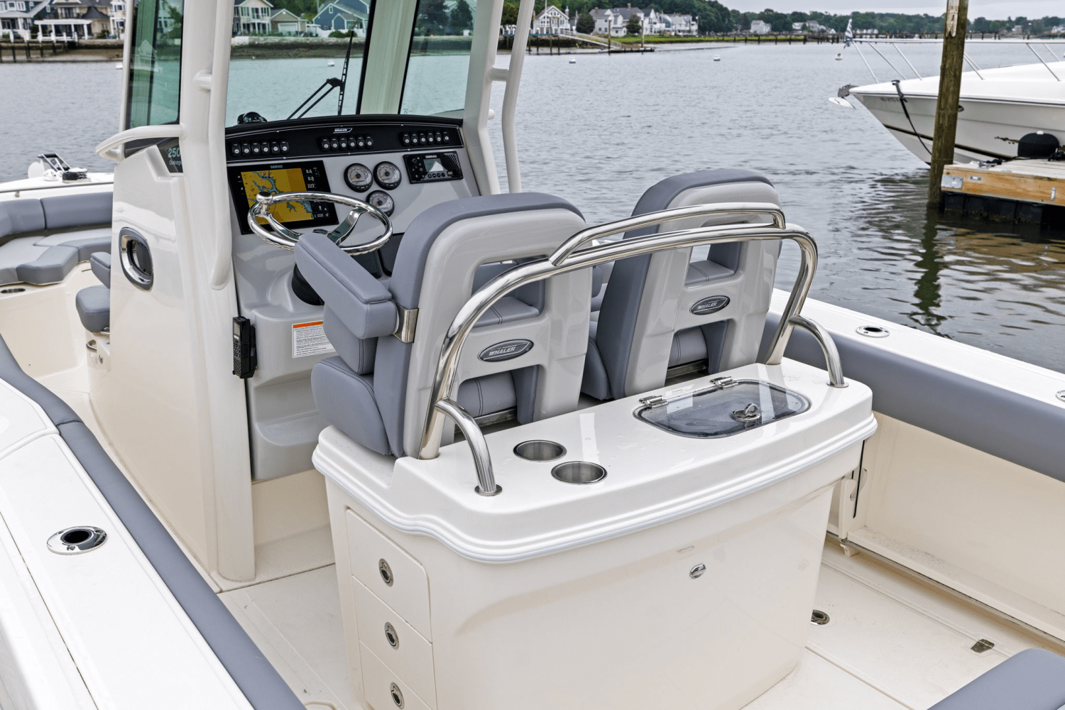 Slide: The Image of Boston Whaler 250 Outrage 2025 - 14