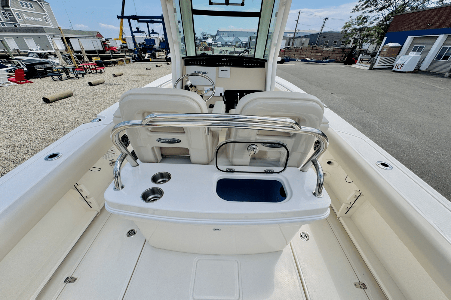 Slide: The Image of Boston Whaler 250 Outrage 2025 - 15