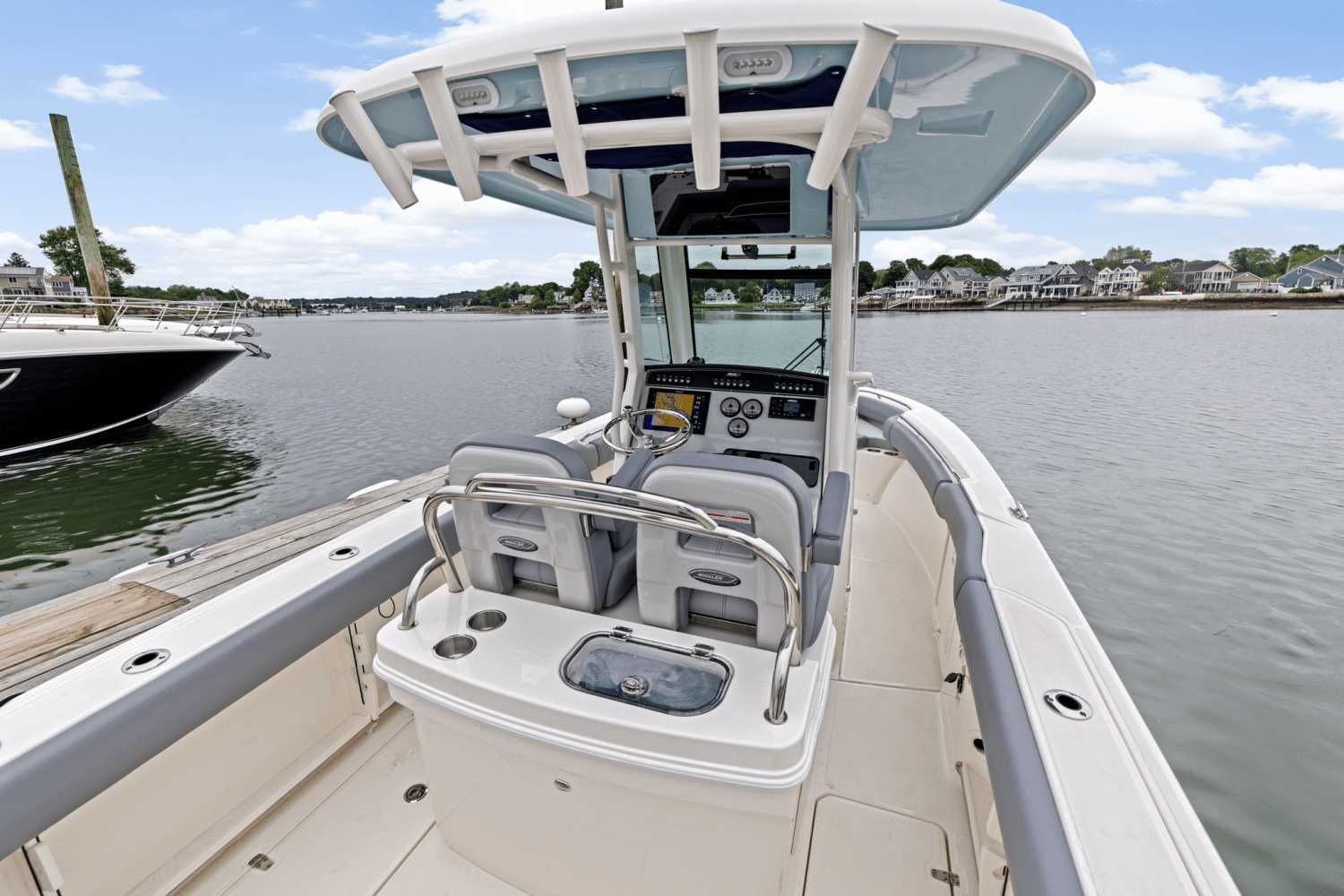 Slide: The Image of Boston Whaler 250 Outrage 2025 - 15