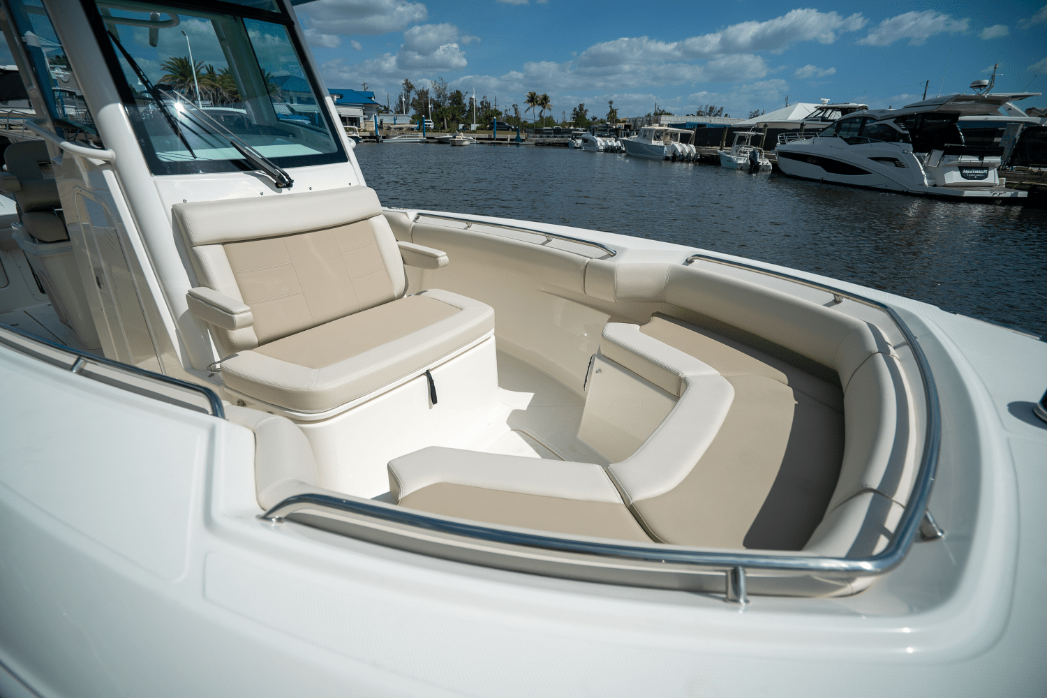Slide: The Image of Boston Whaler 250 Outrage 2025 - 16