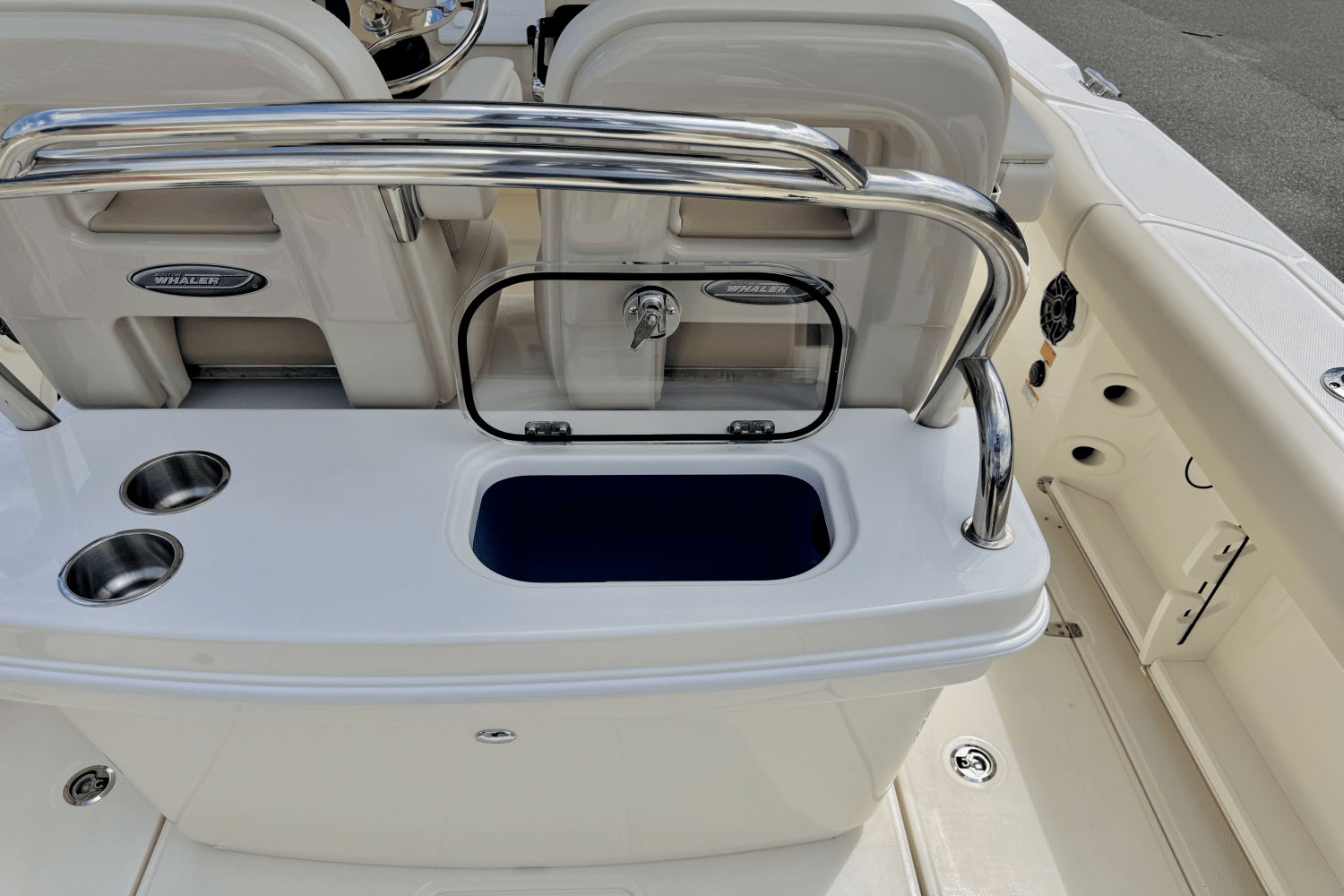 Slide: The Image of Boston Whaler 250 Outrage 2025 - 16