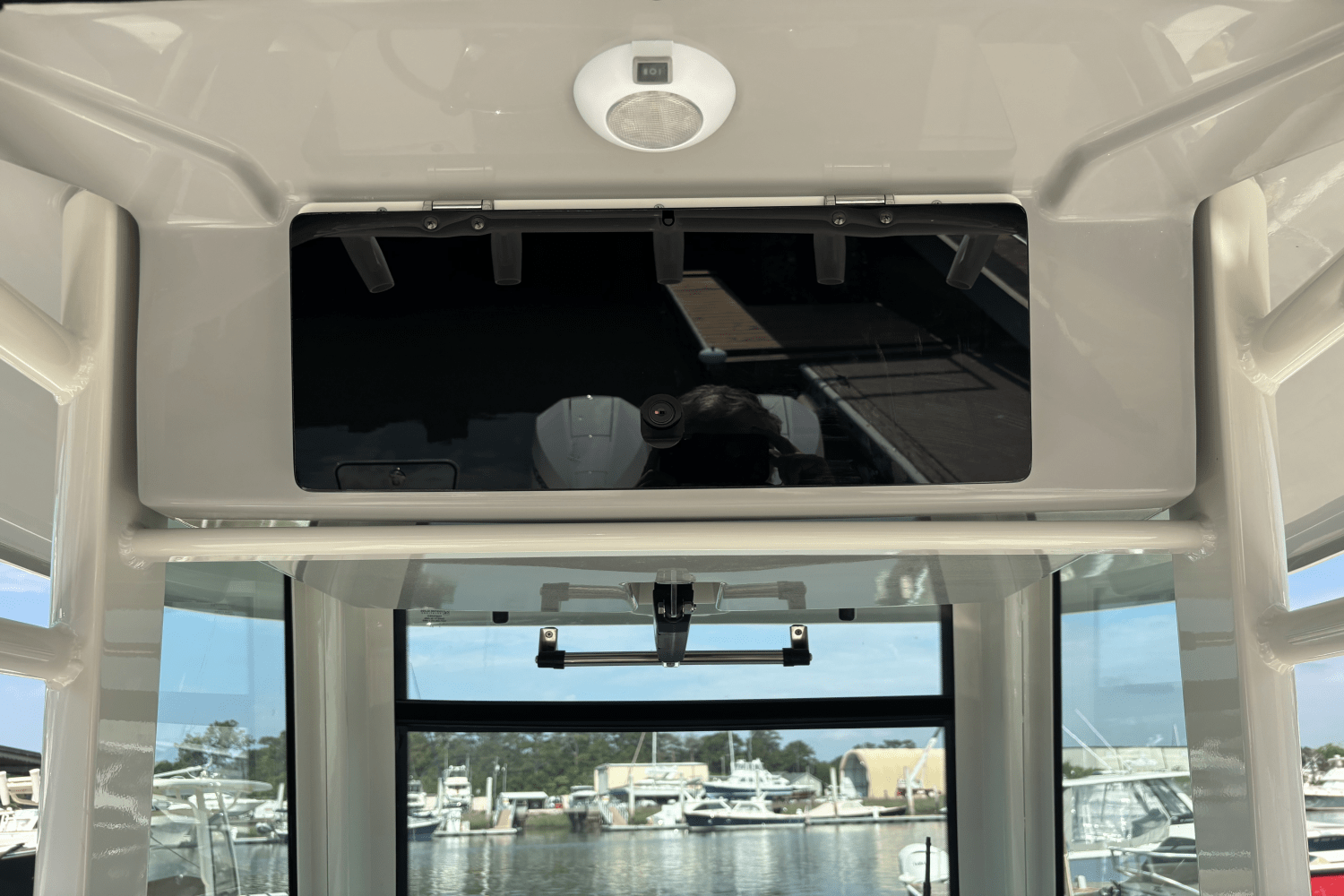 Slide: The Image of Boston Whaler 250 Outrage 2025 - 16