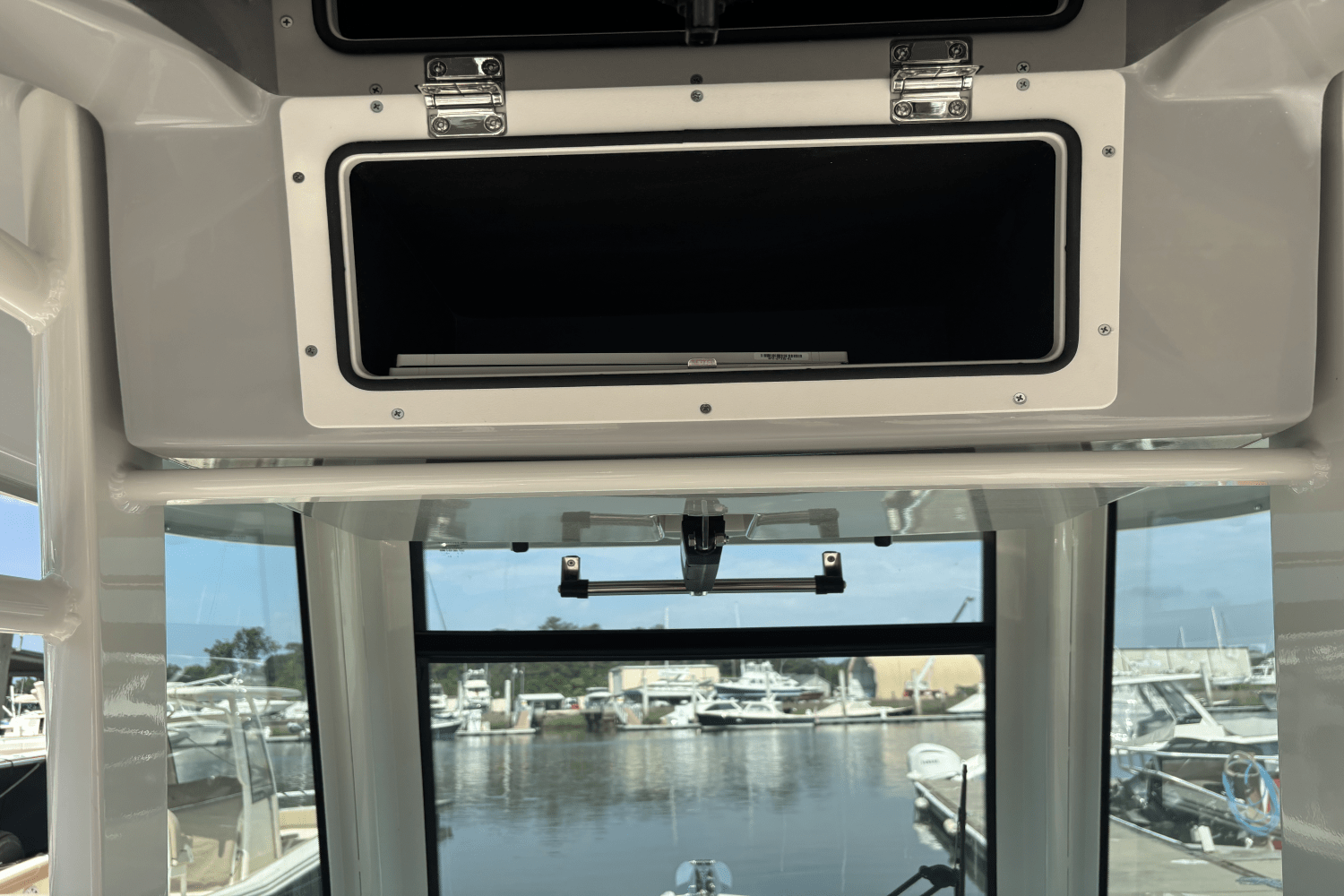 Slide: The Image of Boston Whaler 250 Outrage 2025 - 17